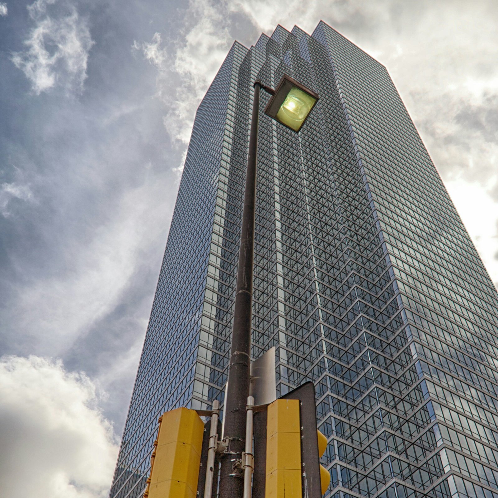 skyscraper with traffic lights dallas texas