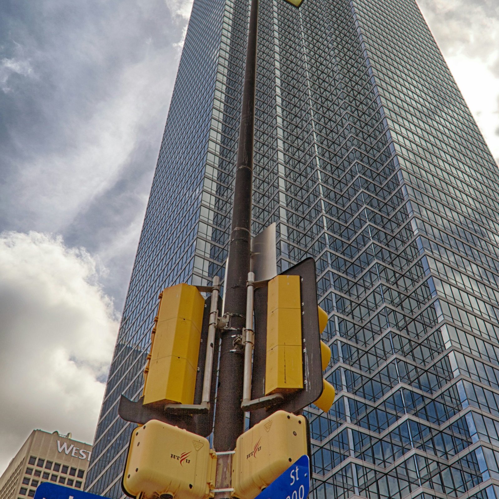 skyscraper with traffic lights dallas texas